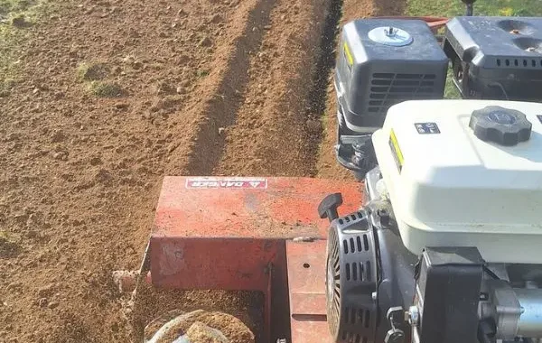 Pripremni radovi na gradilištu, iskopi kanala za cijevi i instalacije