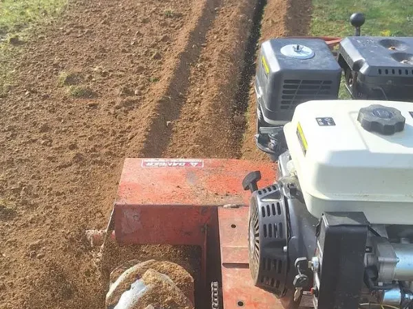 Pripremni radovi na gradilištu, iskopi kanala za cijevi i instalacije