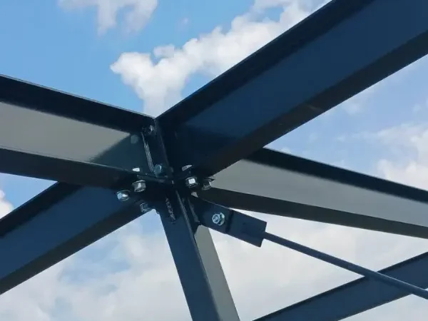 uslužno reparaturno zavarivanje, izrada nadstrešnica i manjih hala te klasična bravarija