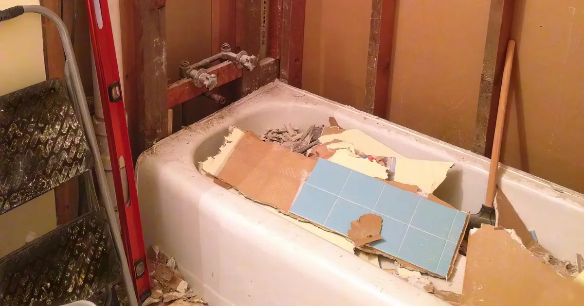 Adaptacija kupaonice spaja više obrta i svaki uvjetuje slijedeći. Saznajte ispravan redoslijed radova, koliko traje i kako izbjeći uobičajene zastoje.